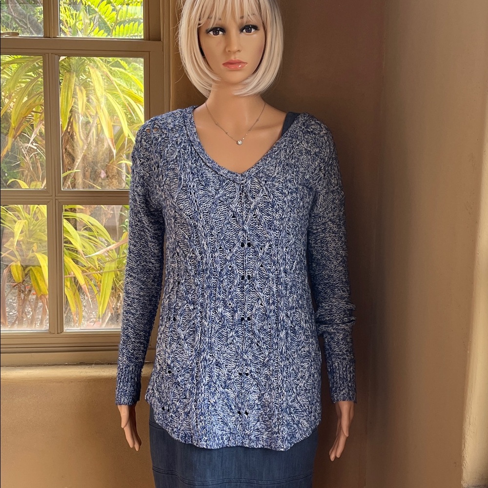 American Eagle blue and white knit pullover long sleeve sweater